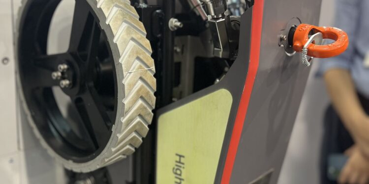 روبوت بلس بلس تطلق روبوت التنظيف HighMate C20 في معرض SMM 2024، لتعزيز الكفاءة والسلامة في صناعة الشحن البحري